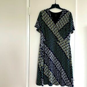 Navy-green-yellow-white diagonal pattern knee long short sleeve dress. Size L